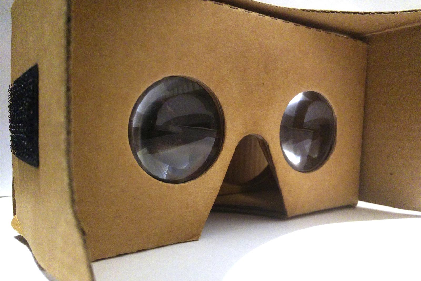 Лінзи всередині картонних окулярів Google Cardboard зблизька