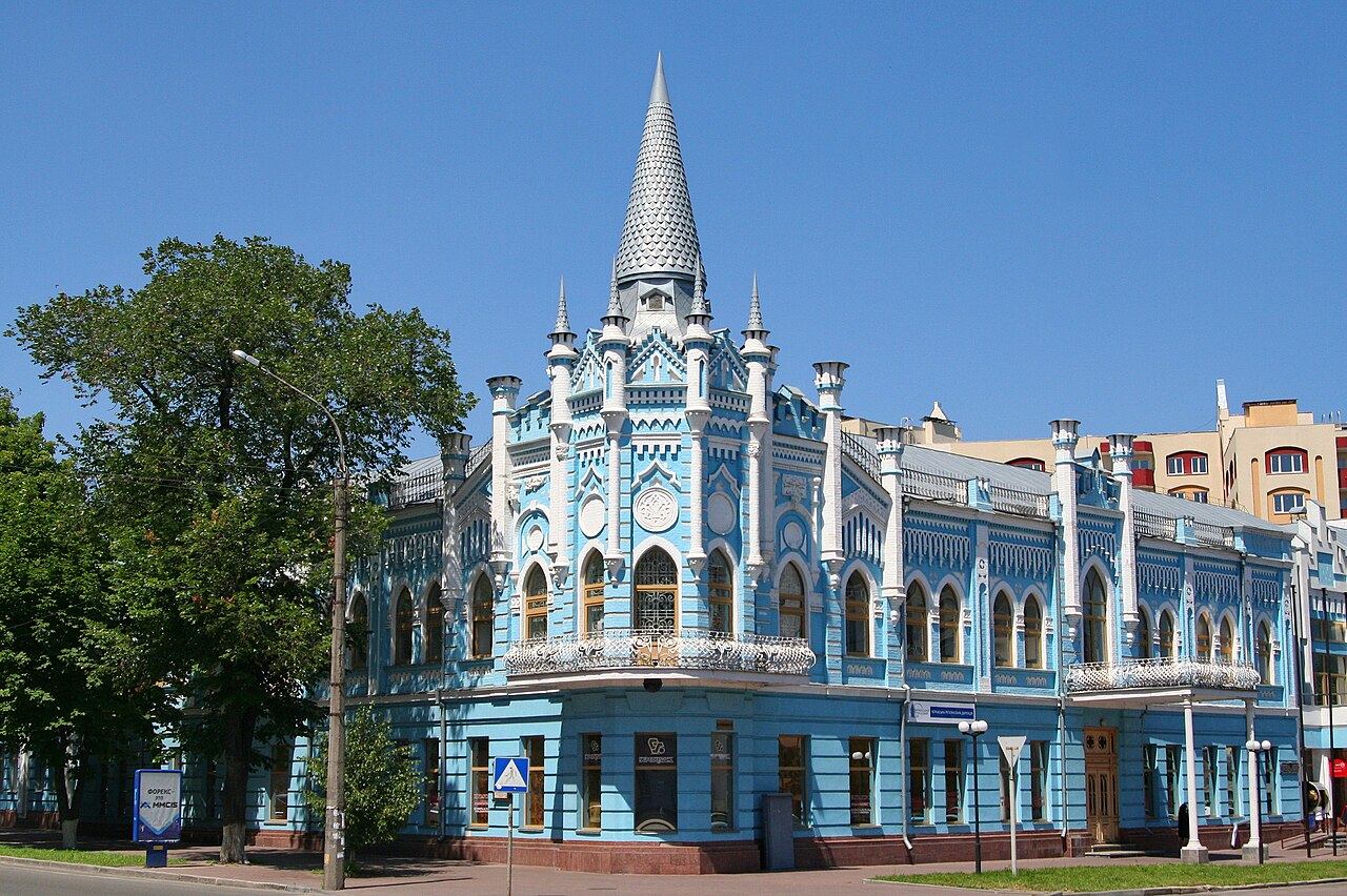Блакитна будівля готелю «Слов’янський» у Черкасах