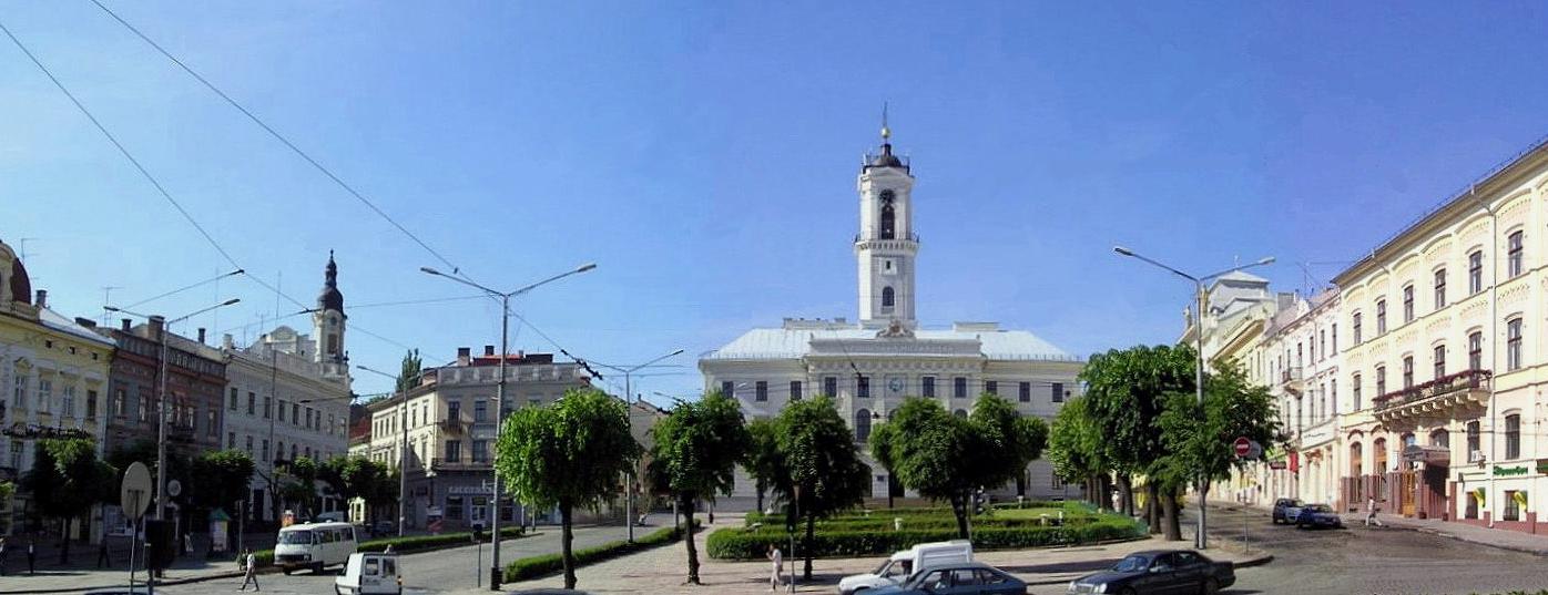 Центральна площа Чернівців з ратушею