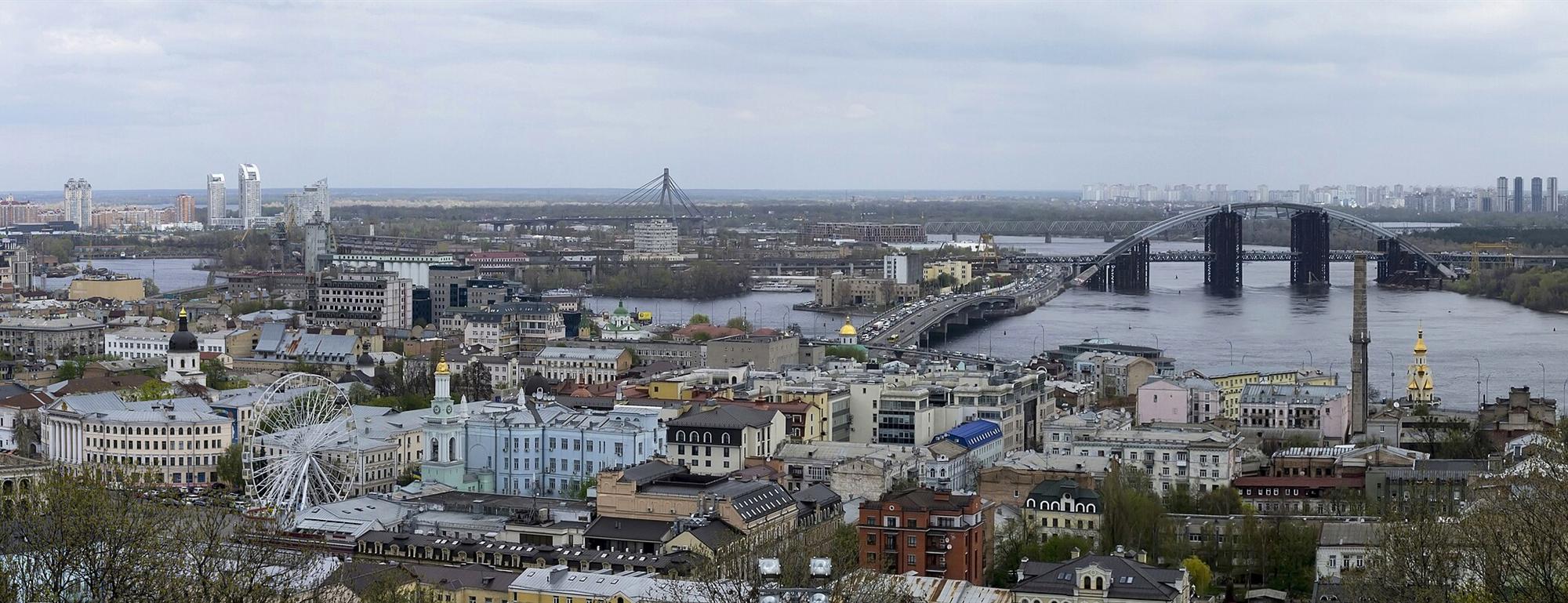 Панорама київського Подолу з Дніпром і мостами