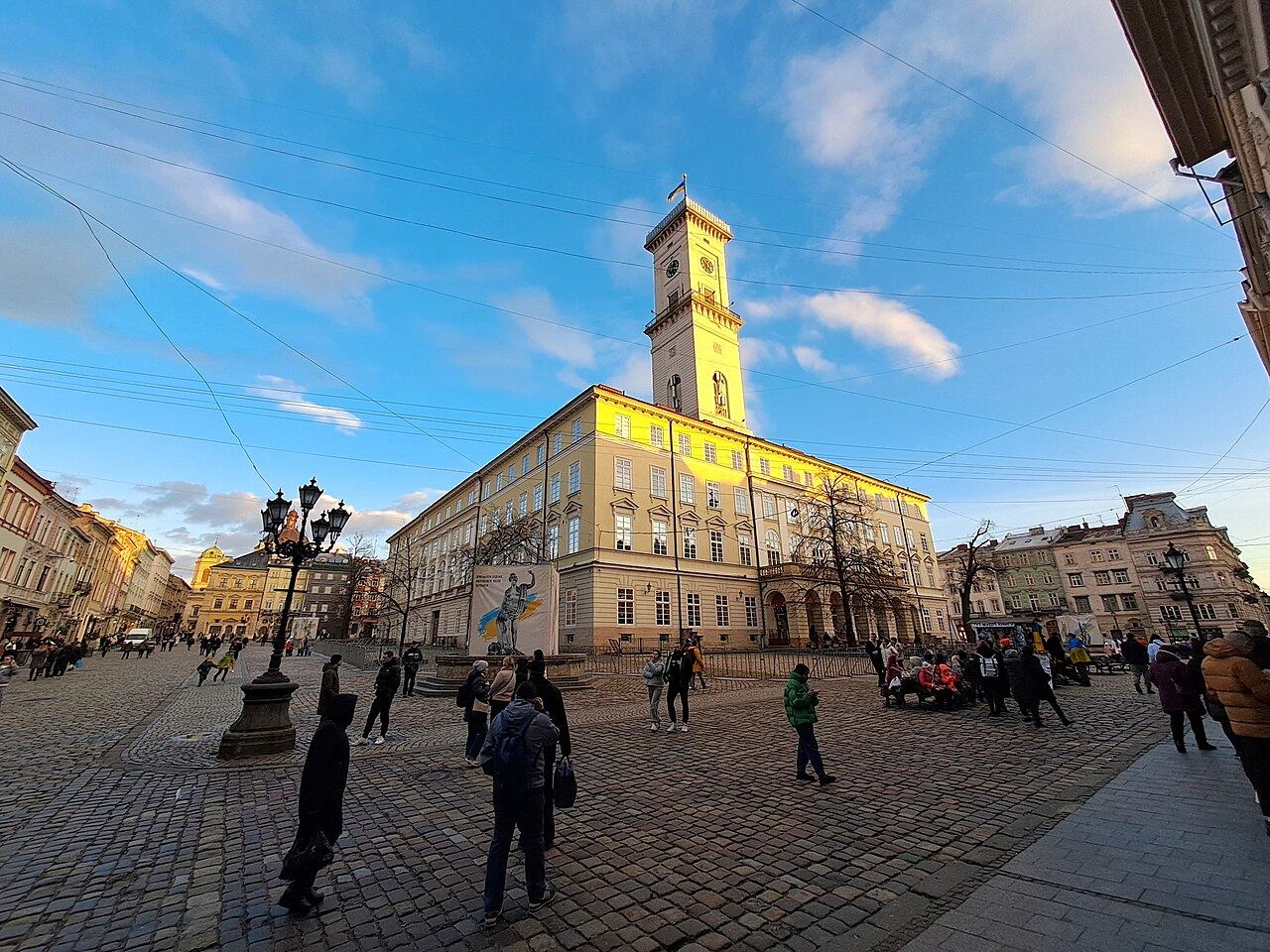 Площа Ринок у Львові з ратушею