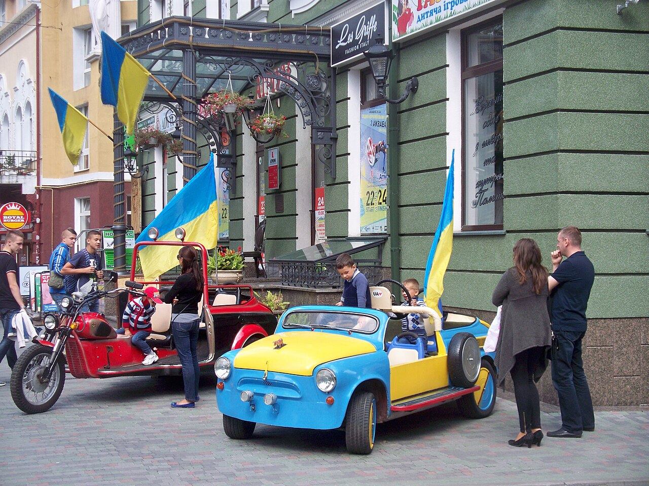 Вулиця в Тернополі з прапорами і ретроавтомобілем