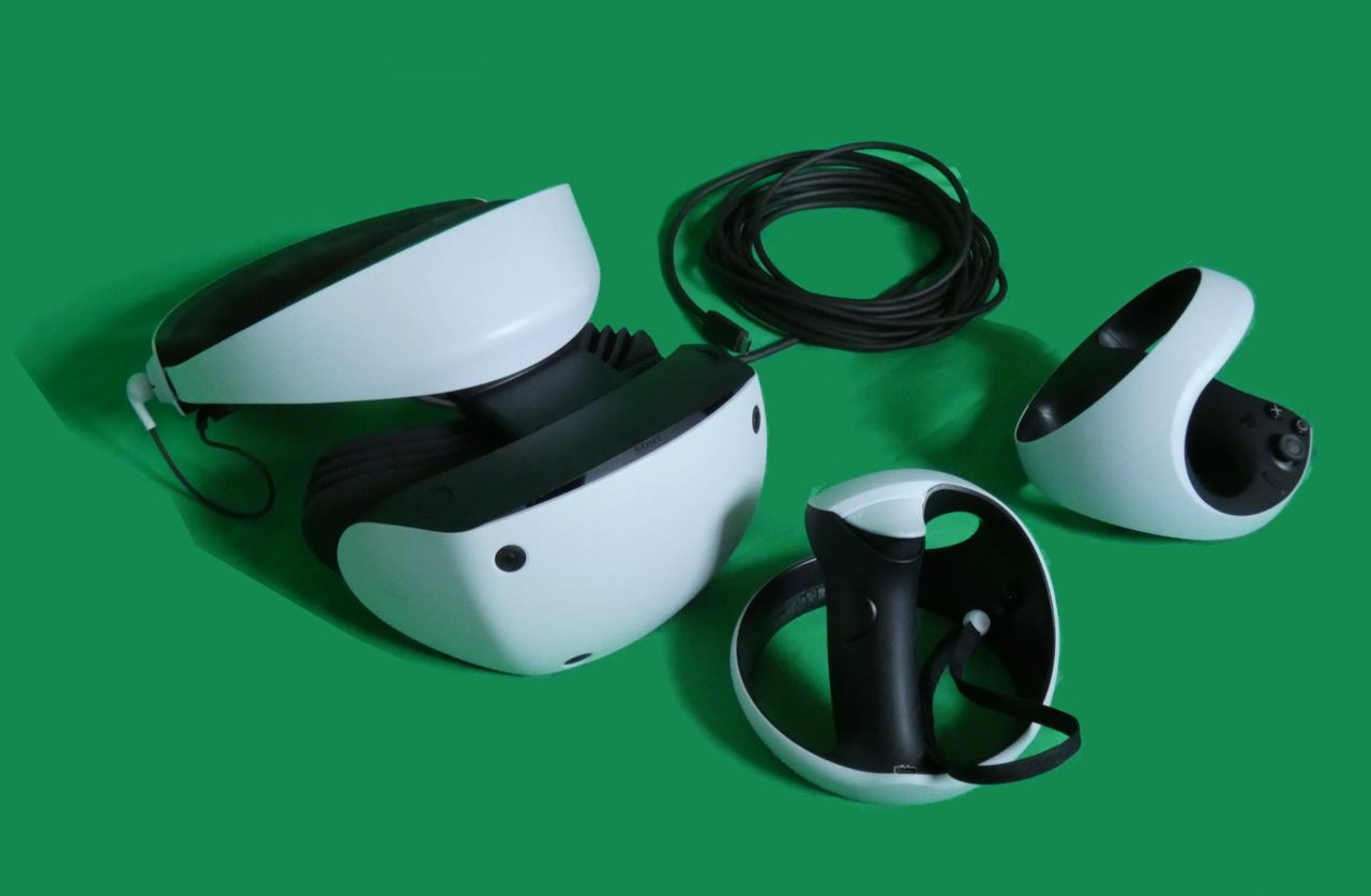 Шолом PlayStation VR2 і контролери Sense на зеленому фоні