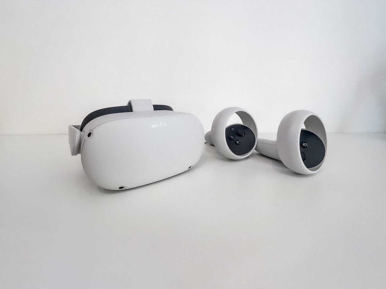 Шолом Oculus Quest 2 і два контролери на білому фоні