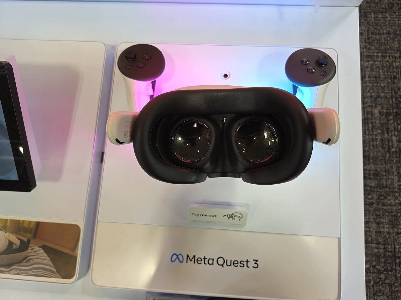 Лінзи шолома Meta Quest 3 на демонстраційному стенді